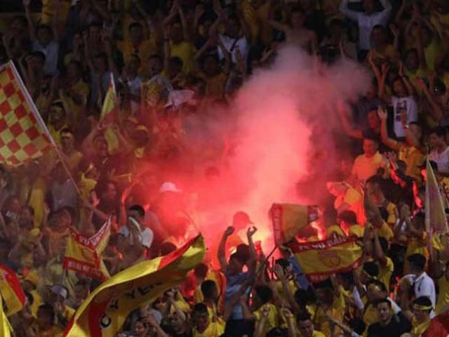 Tin tức trong ngày - Sau vụ đốt pháo sáng ở Hàng Đẫy, các sân bóng làm gì để "chống" CĐV quá khích?