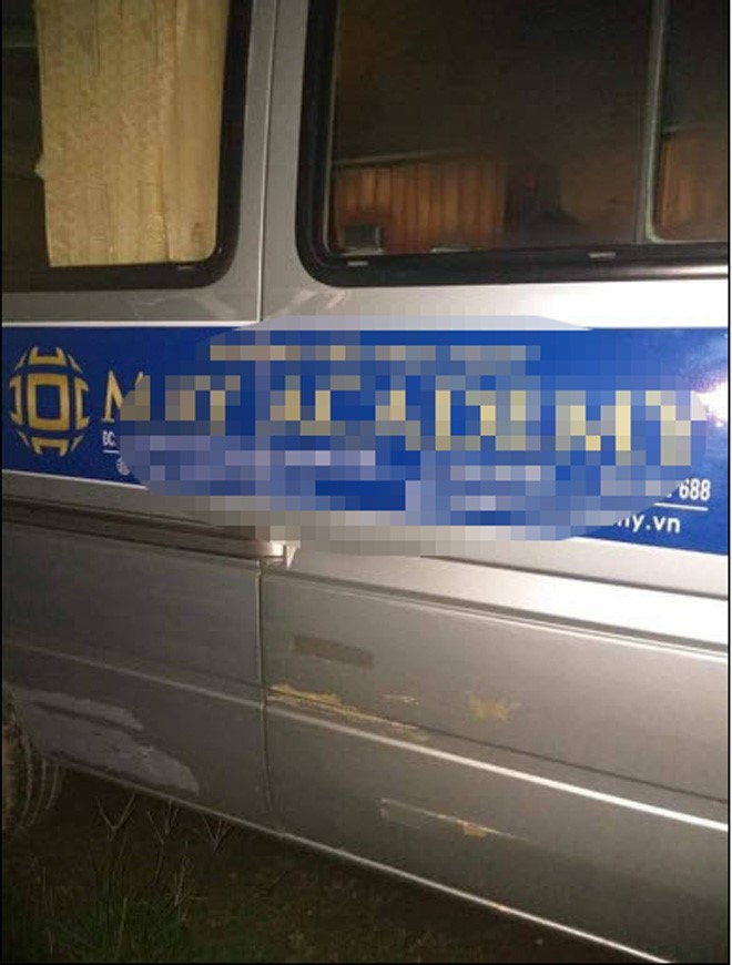  Chiếc xe đưa đón học sinh tại hiện trường xảy ra sự việc