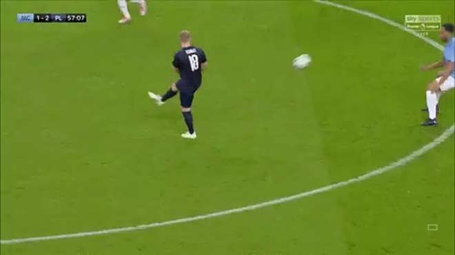 Scholes tỉnh bơ thực hiện cú chuyền má ngoài đẹp mắt