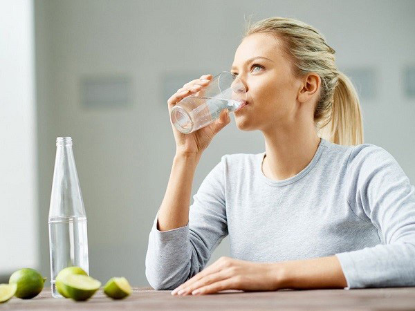 Uống một cốc nước ấm sau khi thức dậy tốt cho sức khỏe và hệ tiêu hóa