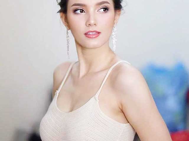”Hoa hậu đẹp nhất lịch sử Lào” cũng mê mốt không nội y, váy áo tôn ngực đầy