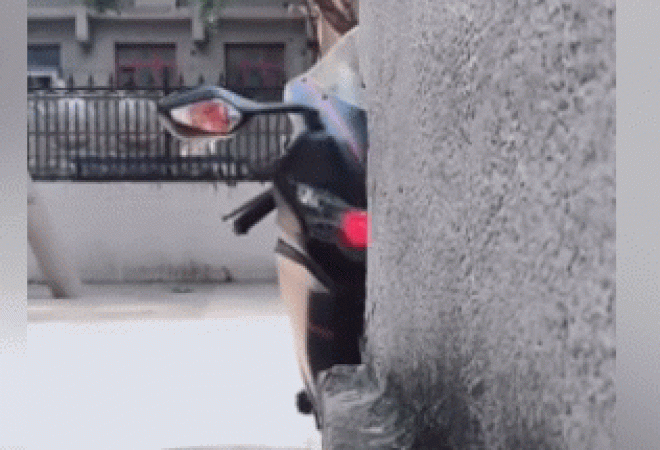 Video: Giật mình môtô Yamaha lấp ló như quái thú rình mồi - 1