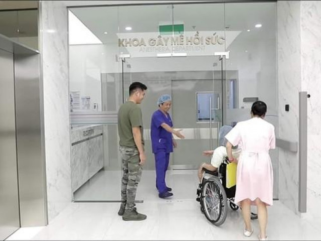 Tin tức trong ngày - Sự thật bức ảnh bác sĩ bắt tay bệnh nhân trước khi vào phòng mổ