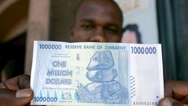 Zimbabwe từng là một trong những đất nước giàu nhất châu Phi nhưng dưới sự lãnh đạo của tổng thống Robert Mugabe, đất nước này lâm vào cảnh nghèo đói và lạm phát "phi mã". Ông bị lật đổ năm 2017 trong một cuộc đảo chính quân sự. 
