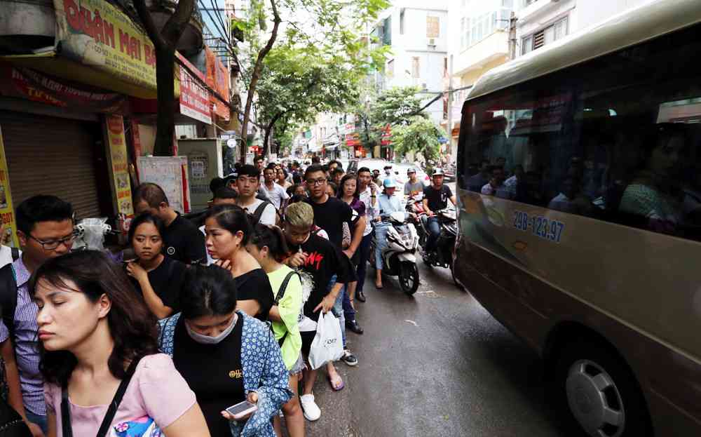 Hà Nội: Chen nhau xếp hàng mua bánh Trung thu khiến phố Thụy Khuê ùn tắc nghiêm trọng - 2