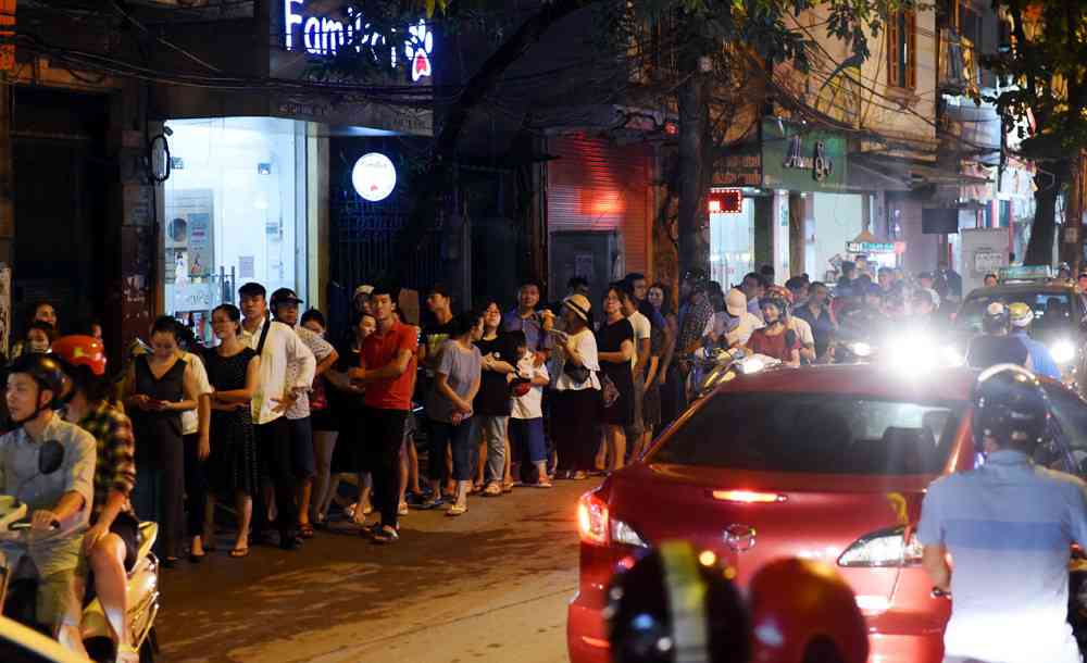 Hà Nội: Chen nhau xếp hàng mua bánh Trung thu khiến phố Thụy Khuê ùn tắc nghiêm trọng - 4