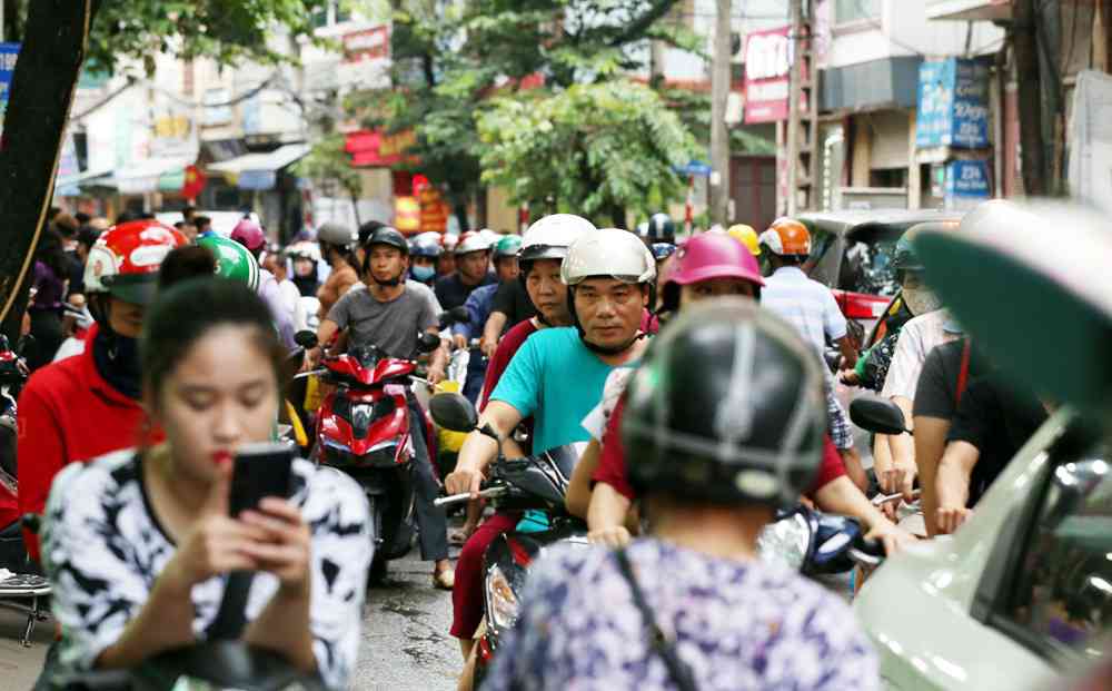 Hà Nội: Chen nhau xếp hàng mua bánh Trung thu khiến phố Thụy Khuê ùn tắc nghiêm trọng - 3