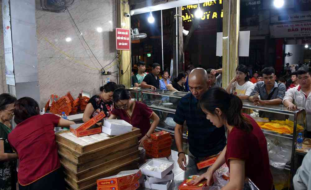 Hà Nội: Chen nhau xếp hàng mua bánh Trung thu khiến phố Thụy Khuê ùn tắc nghiêm trọng - 11