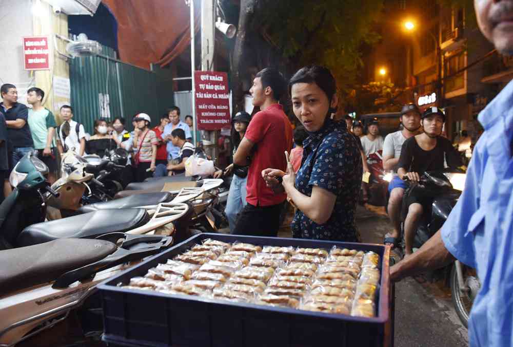 Hà Nội: Chen nhau xếp hàng mua bánh Trung thu khiến phố Thụy Khuê ùn tắc nghiêm trọng - 12