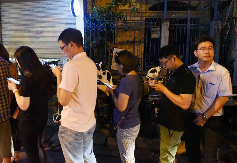 Hà Nội: Chen nhau xếp hàng mua bánh Trung thu khiến phố Thụy Khuê ùn tắc nghiêm trọng - 13