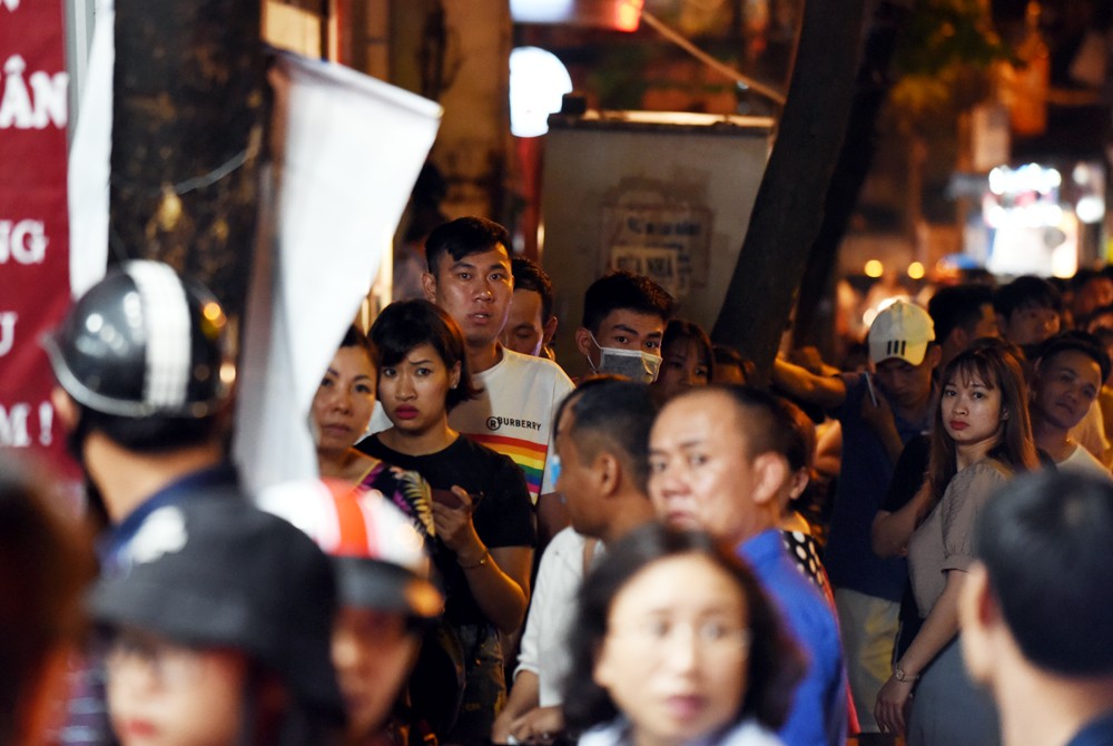 Hà Nội: Chen nhau xếp hàng mua bánh Trung thu khiến phố Thụy Khuê ùn tắc nghiêm trọng - 14