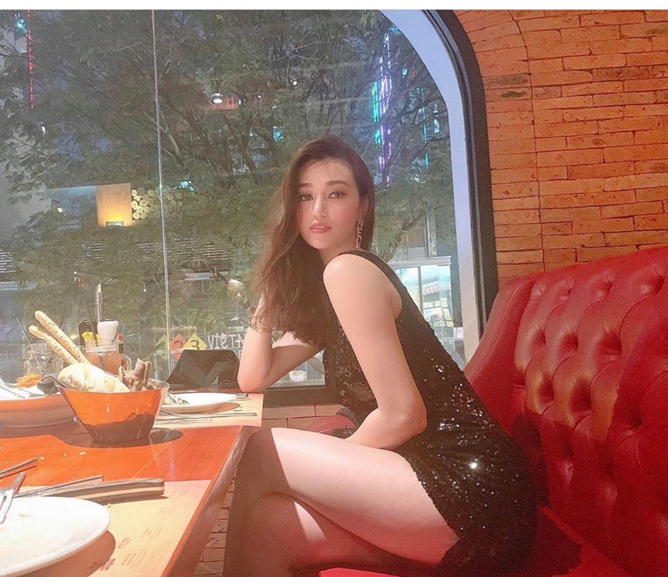 Cách tạo dáng thông thường mà người nhìn có thể dễ dàng thấy ở Khánh My trên trang cá nhân của cô. Chính những chiếc váy này đã khiến người đẹp từng lộ nội y.