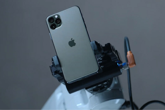 Tên gọi "iPhone 11 Pro" khiến sản phẩm có phần cao cấp hơn.