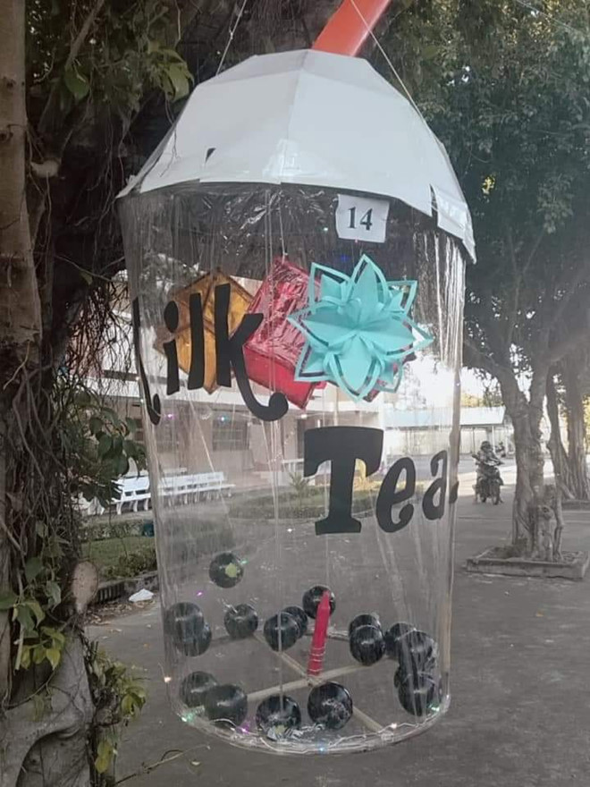 Chiếc đèn lồng hình cốc trà sữa siêu to khổng lồ.