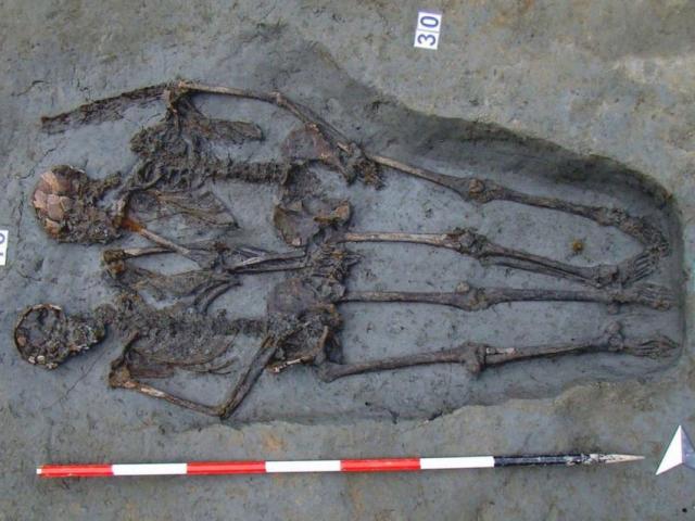 Thế giới - Điều bất ngờ về "hai bộ xương tình nhân nắm tay nhau" trong ngôi mộ 1.500 năm
