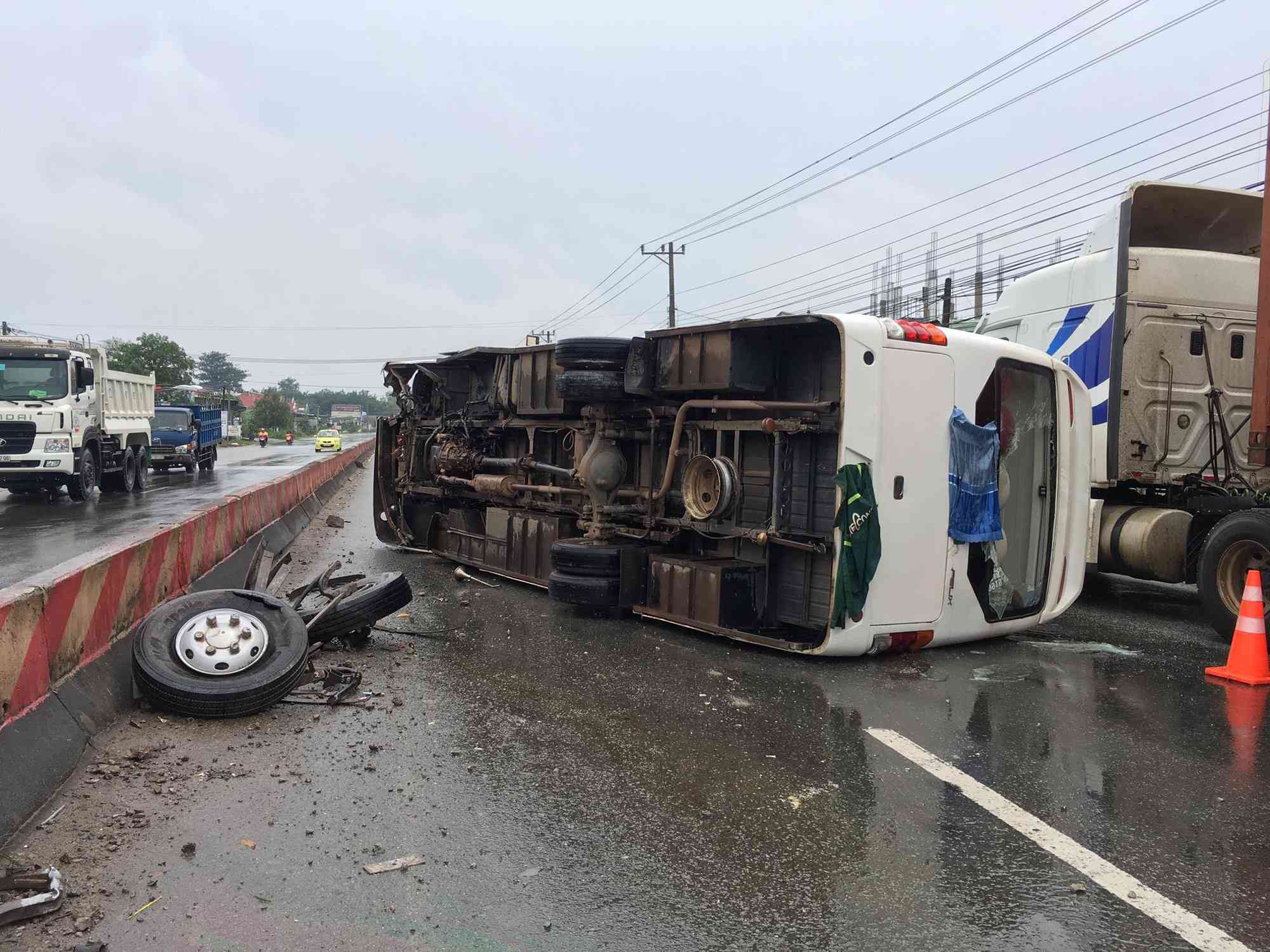 Xe khách lật sau khi tông vào dãy phân cách