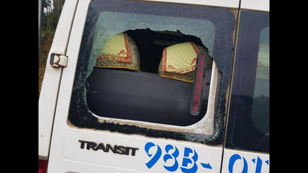 Xe ô tô BKS 98B - 011.17 bị trúng đạn tại hiện trường.