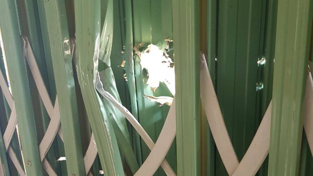 Cận cảnh vụ trí viên đạn xuyên qua cửa xếp, găm trúng ngực trái anh Đồng Xuân Đạt.