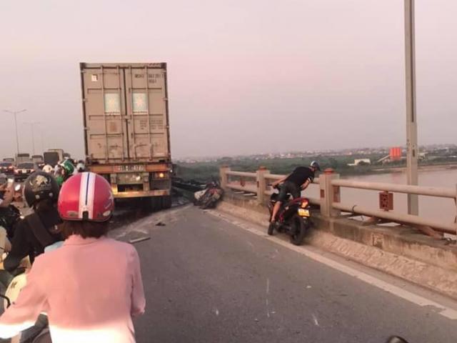 Xe container đâm hàng loạt xe trên cầu Thanh Trì, người đi xe máy văng xuống sông