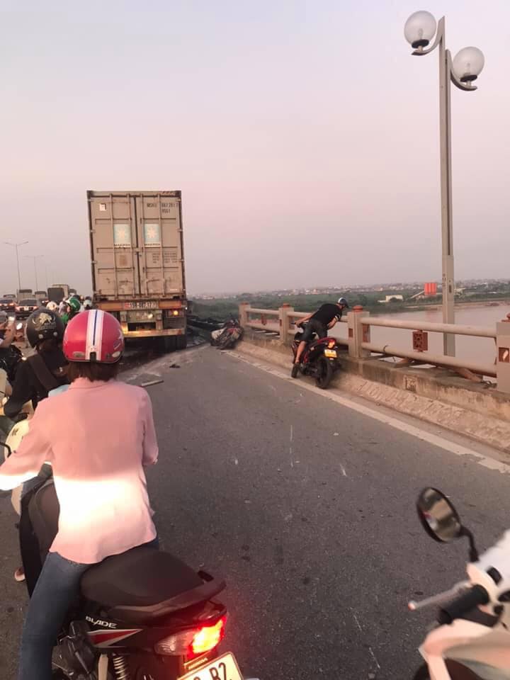 Xe container đâm hàng loạt xe trên cầu Thanh Trì, người đi xe máy văng xuống sông - 2
