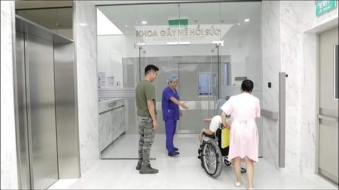 Hình ảnh bác bác sĩ bắt tay bệnh nhân được nhiều người khen ngợi