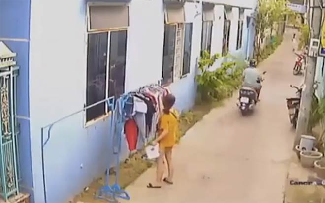 Hành động của thanh niên này được camera của nhà dân ghi lại.