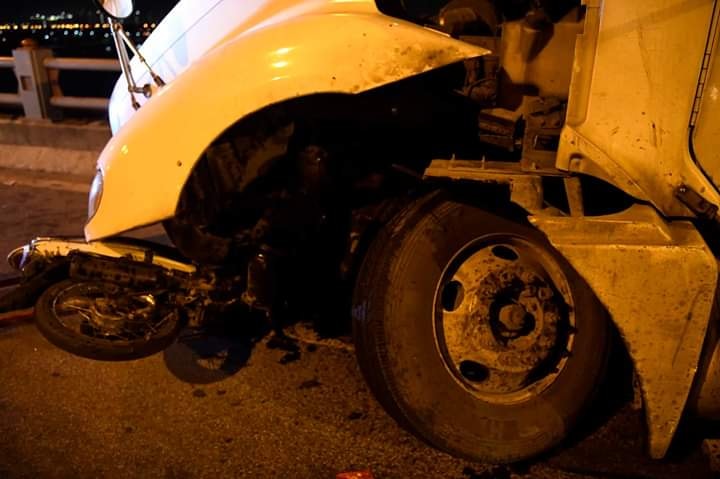 Một xe máy bị cuốn vào gầm xe container trong vụ tai nạn