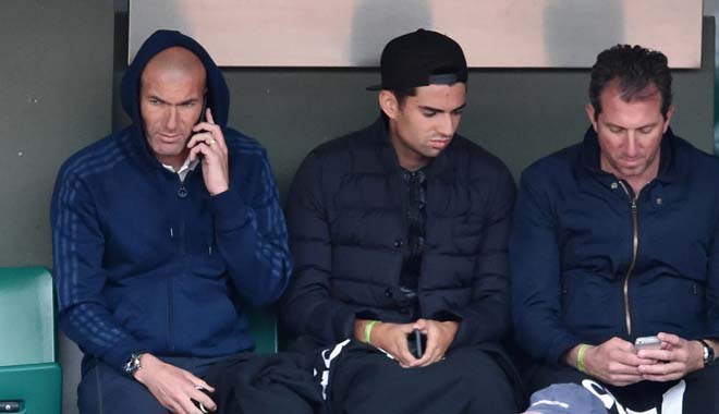 Zidane (ngoài cùng bên trái) không thể yên tâm với chiếc ghế của mình