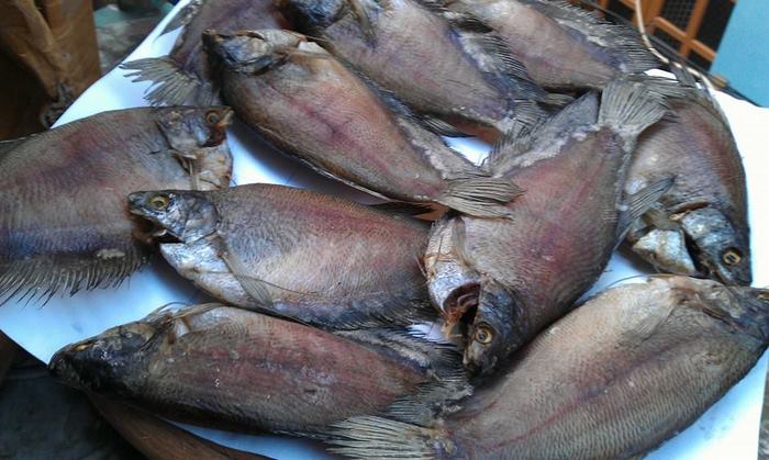 Khô cá sặc là một thành phần chính của món ăn.