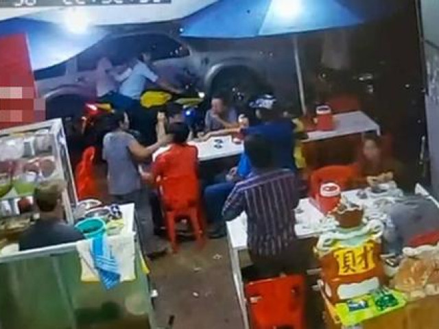 Tin tức trong ngày - Khởi tố Xã đội trưởng và thuộc cấp đập xe của Bộ Công an