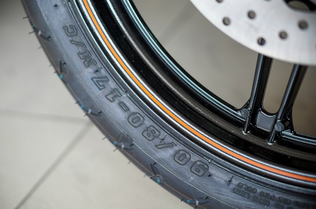 Lốp Dunlop khác với loại lốp IRC của Exciter.
