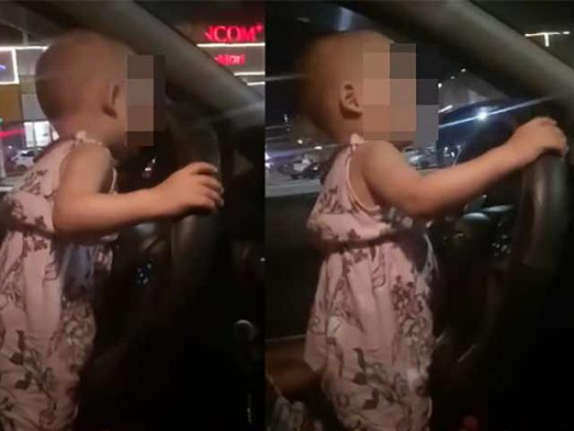 Tin tức trong ngày - Nín thở nhìn em bé 2 tuổi cầm vô lăng điều khiển ô tô chạy trên Quốc lộ