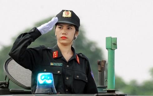 Nữ CSCĐ thực hiện điều lệnh trong buổi diễn tập.