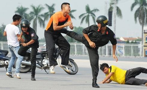Tình huống trấn áp đối tượng manh động của các chiến sĩ CSCĐ.