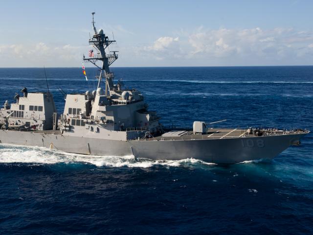 Thế giới - Khu trục hạm Mỹ áp sát đảo nhân tạo trái phép ở biển Đông, thách thức TQ