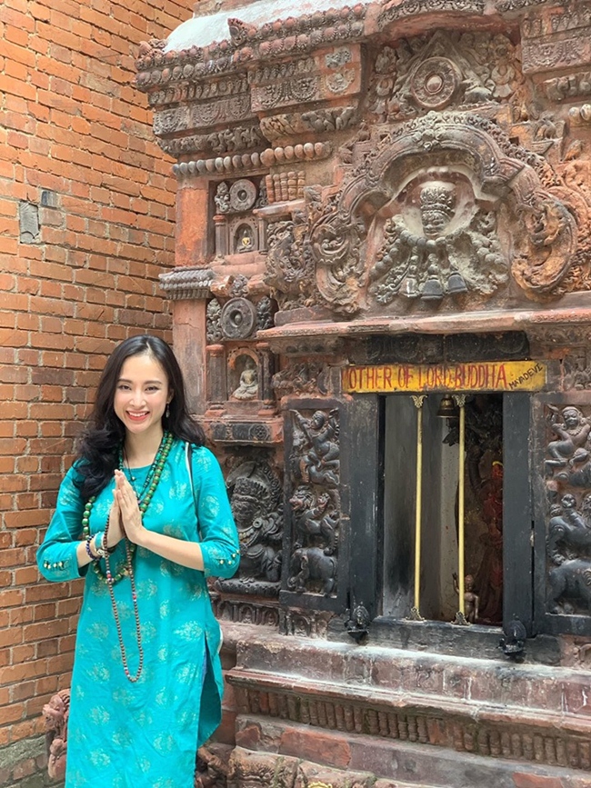 Hiện tại, Angela Phương Trinh không còn chuyên tâm đi hát, đóng phim như trước. Nữ diễn viên thường xuyên ăn chay trường, tụng kinh, đi lễ Phật và hoạt động thiện nguyện. Nhờ giữ hình ảnh sạch, cô còn là đại sứ một thương hiệu đồng hồ nổi tiếng ở Việt Nam và đắt show quảng cáo.