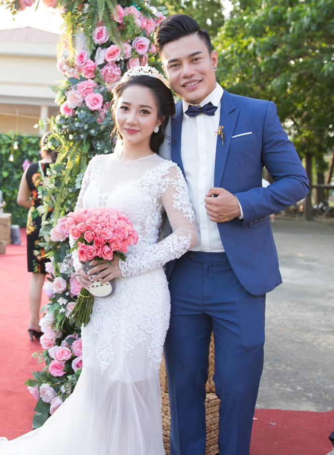 Lê Dương Bảo Lâm và vợ trong ngày cưới ở quê Đồng Nai