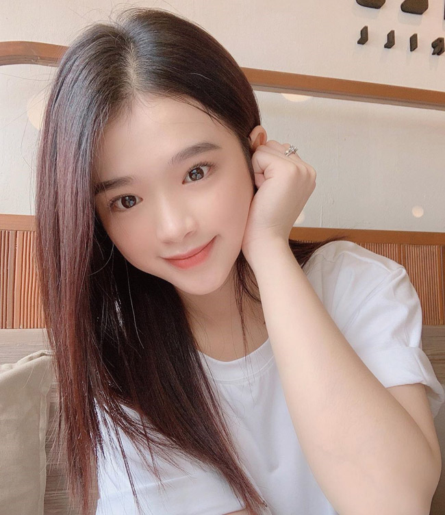 Cô nàng không còn bị chê bai là già nua hơn tuổi nữa nhờ cách trang điểm nhẹ nhàng.