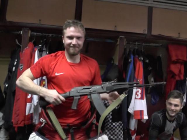 Thể thao - Thể thao sốc nhất thế giới: Cầu thủ chơi hay thưởng súng, chơi dở cho "ăn đạn"