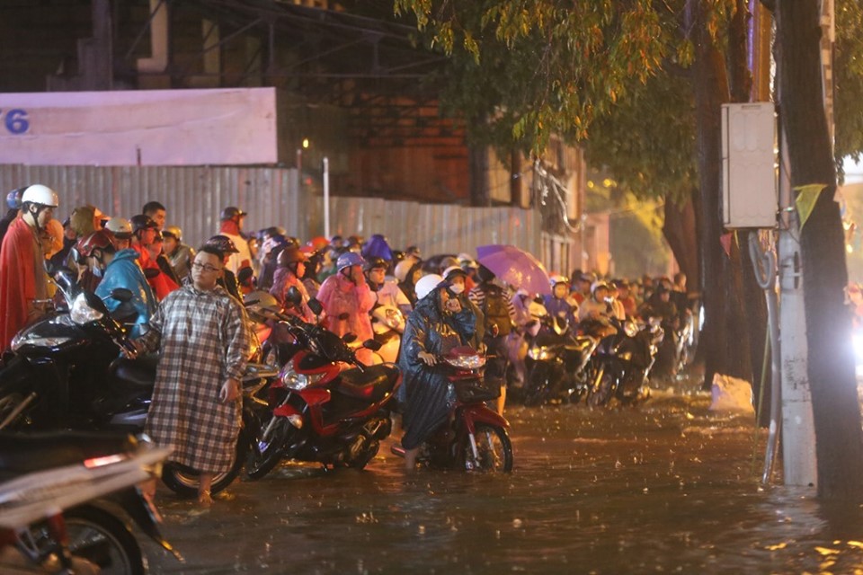 Biện pháp chống ngập "hiệu quả" của người dân là đứng bên đường chờ nước rút