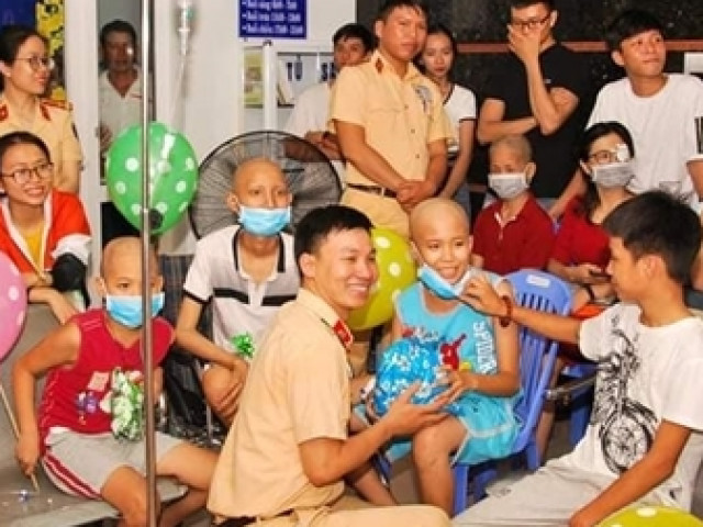Tin tức trong ngày - Rơi nước mắt với bài thơ "Yêu chú Công an" của bé trai trong Bệnh viện Ung bướu