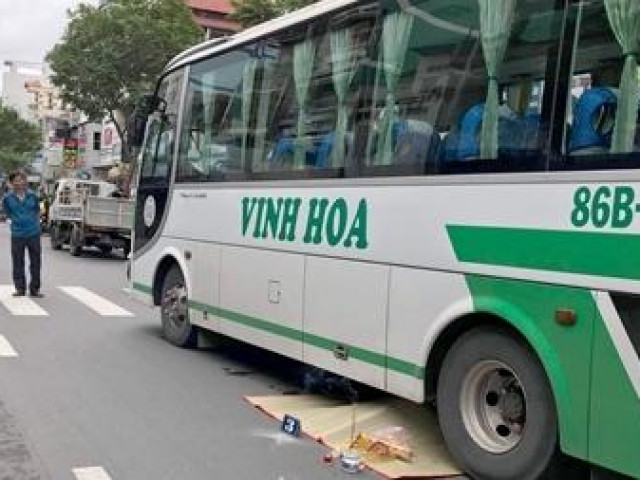 Tin tức trong ngày - Cụ bà nhặt ve chai bị xe khách cán tử vong