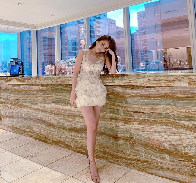 Vóc dáng sexy cùng đôi chân dài miên man của MC tài chính quyến rũ nhất xứ Đài.