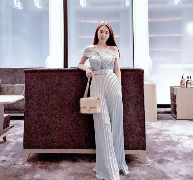 Có cuộc sống xa hoa, chân dài 8X cũng là một người đẹp nghiện hàng hiệu.