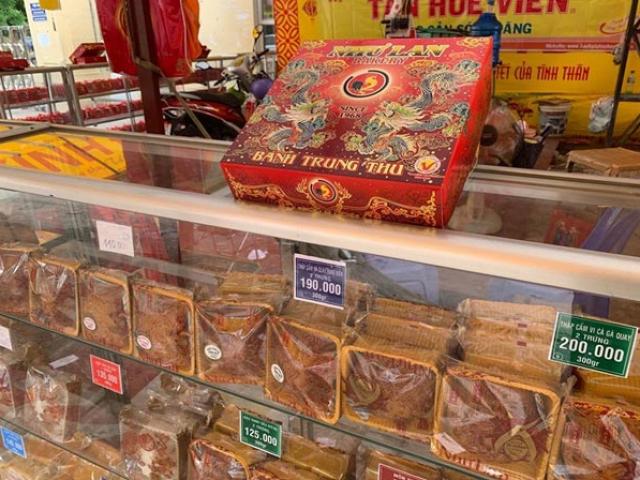 Thị trường - Tiêu dùng - "Ngã ngửa" với chiêu khuyến mãi của nhiều cửa hàng bán bánh trung thu