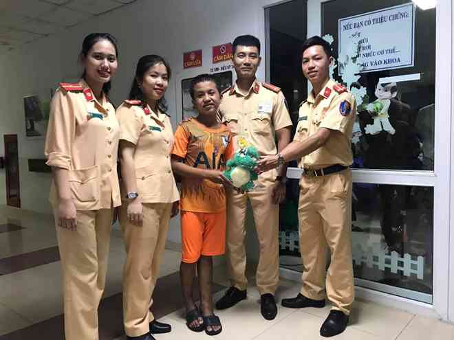 Rơi nước mắt với bài thơ "Yêu chú Công an" của bé trai trong Bệnh viện Ung bướu - 1