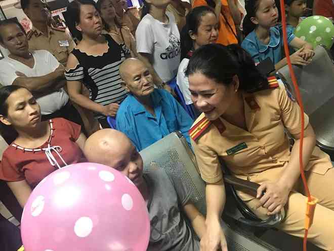 Rơi nước mắt với bài thơ "Yêu chú Công an" của bé trai trong Bệnh viện Ung bướu - 2