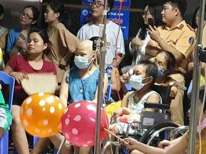 Rơi nước mắt với bài thơ "Yêu chú Công an" của bé trai trong Bệnh viện Ung bướu - 5