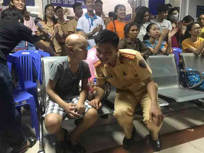 Rơi nước mắt với bài thơ "Yêu chú Công an" của bé trai trong Bệnh viện Ung bướu - 4