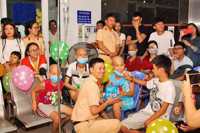 Rơi nước mắt với bài thơ "Yêu chú Công an" của bé trai trong Bệnh viện Ung bướu - 11